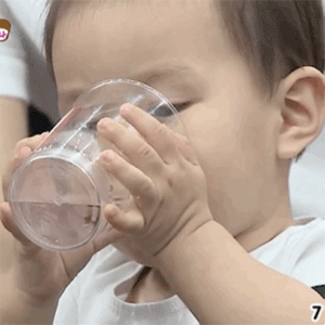 小男孩喝水的头像图片